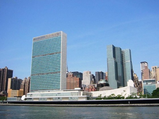799px-UN_HQ_157652121_5b5979da9e2-560x420.jpg